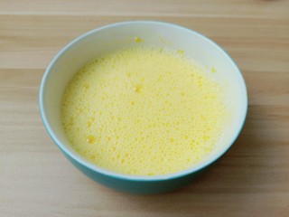 10、草莓蛋挞,再次用打蛋器搅拌均匀。