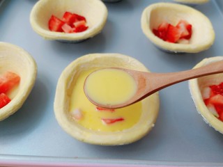 14、草莓蛋挞,加上蛋挞水、八分满就可以。