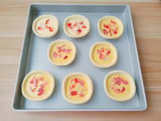 15、草莓蛋挞,每个蛋挞皮之间留一点缝隙。