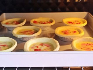 16、草莓蛋挞,烤箱190度上下火预热，放入蛋挞烤20分钟。