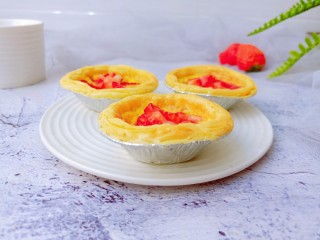 17、草莓蛋挞,烤好的蛋挞层层起酥。