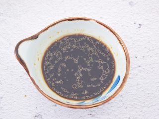 3、酸汤面,取一个碗:加入盐、白糖、生抽、醋、香油调成酱汁备用