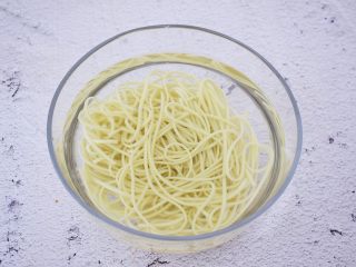 6、酸汤面,锅中烧开水,放入面条,把面条煮熟后过凉水沥干水分备用