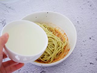 8、酸汤面,加入一碗煮面条的水