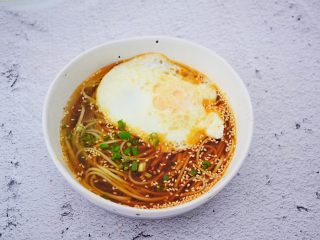 11、酸汤面,撒上葱花即可