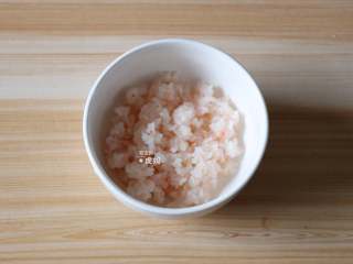 2、虾仁土豆泥,然后用手捏紧去掉多余的水分；