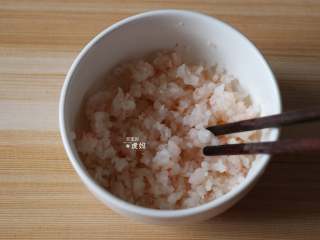 5、虾仁土豆泥,用筷子搅拌均匀腌制15分钟左右；