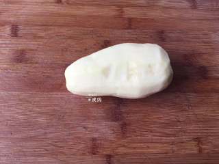 6、虾仁土豆泥,将土豆去皮洗净；