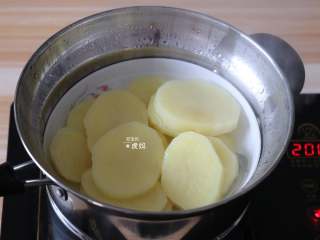 8、虾仁土豆泥,放入蒸锅内蒸熟，大约15分钟左右;