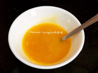 2、早餐三明治,准备2个鸡蛋,鸡白鸡黄分离,然后蛋黄中加入一丢丢的盐和生抽,千万别加多哦