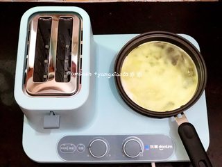 4、早餐三明治,把加热档调到最大,小平底锅中加入适量的食用油,把蛋白煎好倒出来