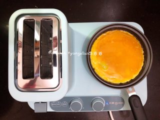 5、早餐三明治,锅中继续加入少许食用油,把蛋黄倒入,煎好倒出来备用