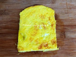 6、早餐三明治,煎好的蛋黄用刀修改一下,形状和吐司片大小即可