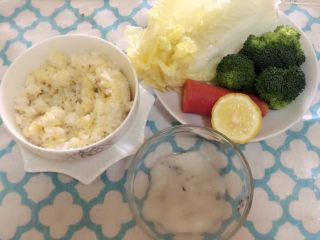 1、蔬菜鳕鱼炒饭  宝宝辅食12M+,准备好原材料