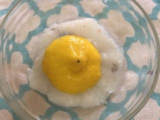 2、蔬菜鳕鱼炒饭  宝宝辅食12M+,鳕鱼切小块，挤几滴柠檬汁腌制一下去腥