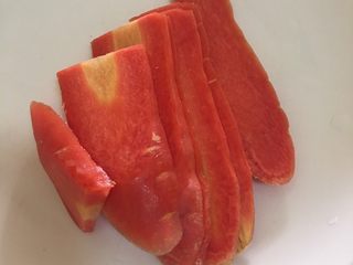 3、蔬菜鳕鱼炒饭  宝宝辅食12M+,将胡萝卜切片