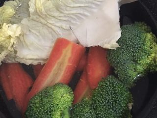 4、蔬菜鳕鱼炒饭  宝宝辅食12M+,然后将蔬菜都焯一下，胡萝卜，西兰花，娃娃菜叶热水里焯过后捞出来备用