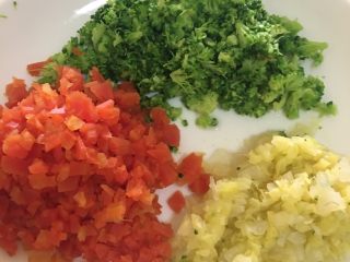 5、蔬菜鳕鱼炒饭  宝宝辅食12M+,将焯好水的蔬菜全部切成小碎块，蔬菜的大小根据自家宝宝的咀嚼能力决定