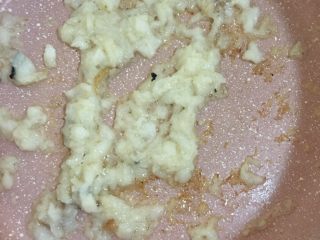 6、蔬菜鳕鱼炒饭  宝宝辅食12M+,热锅倒一点油，倒入鳕鱼，将鳕鱼一边炒一边铲铲碎