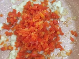 7、蔬菜鳕鱼炒饭  宝宝辅食12M+,继续放入胡萝卜炒