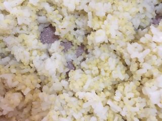 9、蔬菜鳕鱼炒饭  宝宝辅食12M+, 锅中放入米饭炒匀，用的熟米饭是大米、小米、煮成的