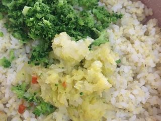 10、蔬菜鳕鱼炒饭  宝宝辅食12M+,然后加入西兰花和小白菜炒30秒