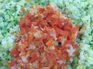 11、蔬菜鳕鱼炒饭  宝宝辅食12M+,炒好后加入胡萝卜和鳕鱼炒30秒