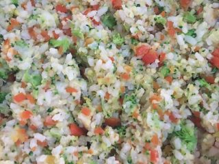 12、蔬菜鳕鱼炒饭  宝宝辅食12M+,将所有菜炒匀