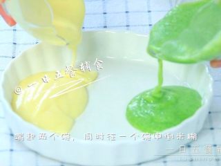 3、西兰花蛋黄米糊 宝宝辅食，好看好吃好营养,端起两个碗，同时往一个碗中倒米糊。