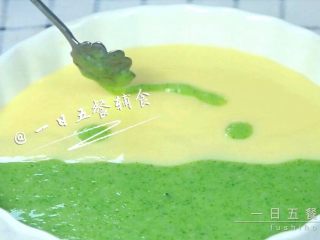 6、西兰花蛋黄米糊 宝宝辅食，好看好吃好营养,勺子舀起西兰花米糊倒下去做眼睛、嘴。弄嘴的时候，一边倒一边移动勺子。