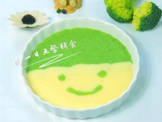 7、西兰花蛋黄米糊 宝宝辅食，好看好吃好营养,这么美，舍不得吃啦——西兰花容易引起宝宝胀气，如果担心可以晚一点再添加西兰花。
