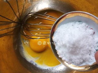 1、斑马纹戚风,蛋清、蛋黄分离，盛蛋清的盆一定要无油无水，随后把30g细砂糖加入蛋黄中