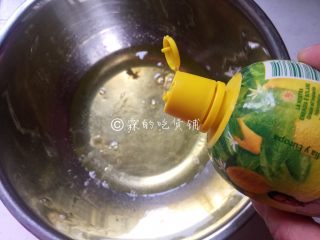 8、斑马纹戚风,蛋白里滴入几滴柠檬汁