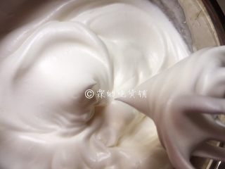 10、斑马纹戚风,一直搅打到能拉出尖尖的直角，也就是干性发泡