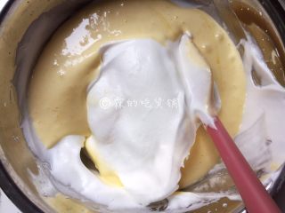 12、斑马纹戚风,翻拌均匀后，再把蛋黄糊全部倒入盛蛋清的盆中，翻拌均匀