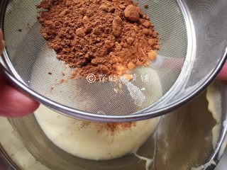 13、斑马纹戚风,随后把拌匀的面糊一分为二，其中一半筛入可可粉，翻拌均匀