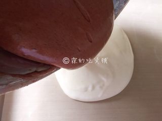14、斑马纹戚风,先在模具中心倒入（用一个大勺舀也可以）一些原味的面糊，再在原味的面糊中心倒入一些可可味的