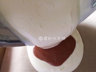 15、斑马纹戚风,随后再在可可味的中心倒入原味的，以此类推，直到把所有的面糊都倒入