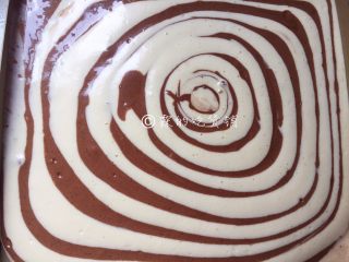 16、斑马纹戚风,全部倒入后的状态，如图