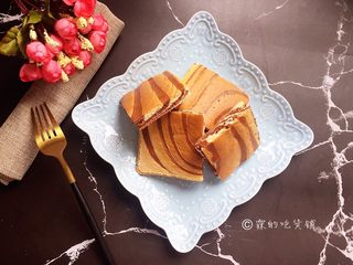 17、斑马纹戚风,烤箱预热后，160度，50分钟（具体时间、温度还请根据自家烤箱和使用模具的大小灵活设定）