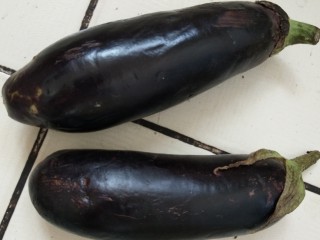1、蒸茄子,茄子两个洗净去皮