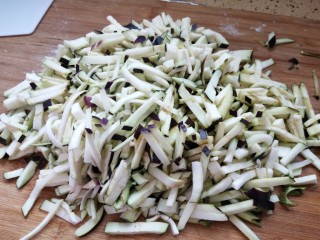 2、蒸茄子,切成细丝