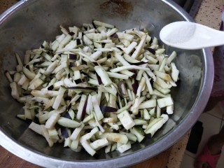 3、蒸茄子,用盐稍微拌一下