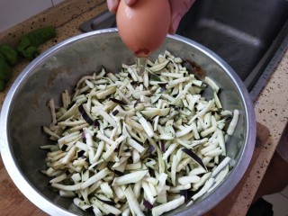 4、蒸茄子,稍微盐入味