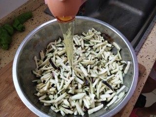 5、蒸茄子,只加入蛋清充分拌匀