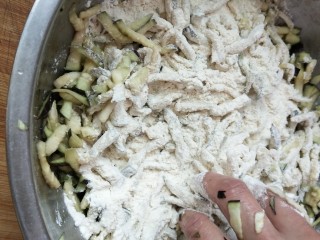 6、蒸茄子,加入面粉