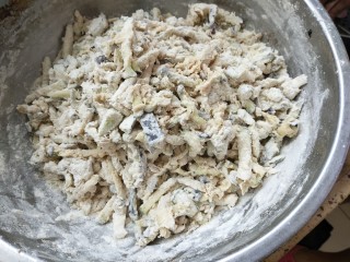 7、蒸茄子,慢慢操作拌匀