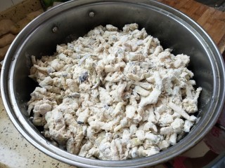 9、蒸茄子,全部放在蒸笼里大火蒸十五分钟