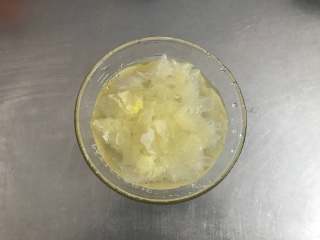 1、银耳苹果红枣羹,新鲜银耳撕成小块，放入清水中泡洗干净。