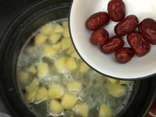 6、银耳苹果红枣羹,放入红枣，再煮5分钟。